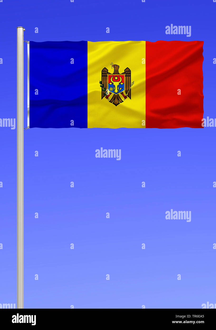 Drapeau de la Moldavie contre le ciel bleu, la Moldova Banque D'Images