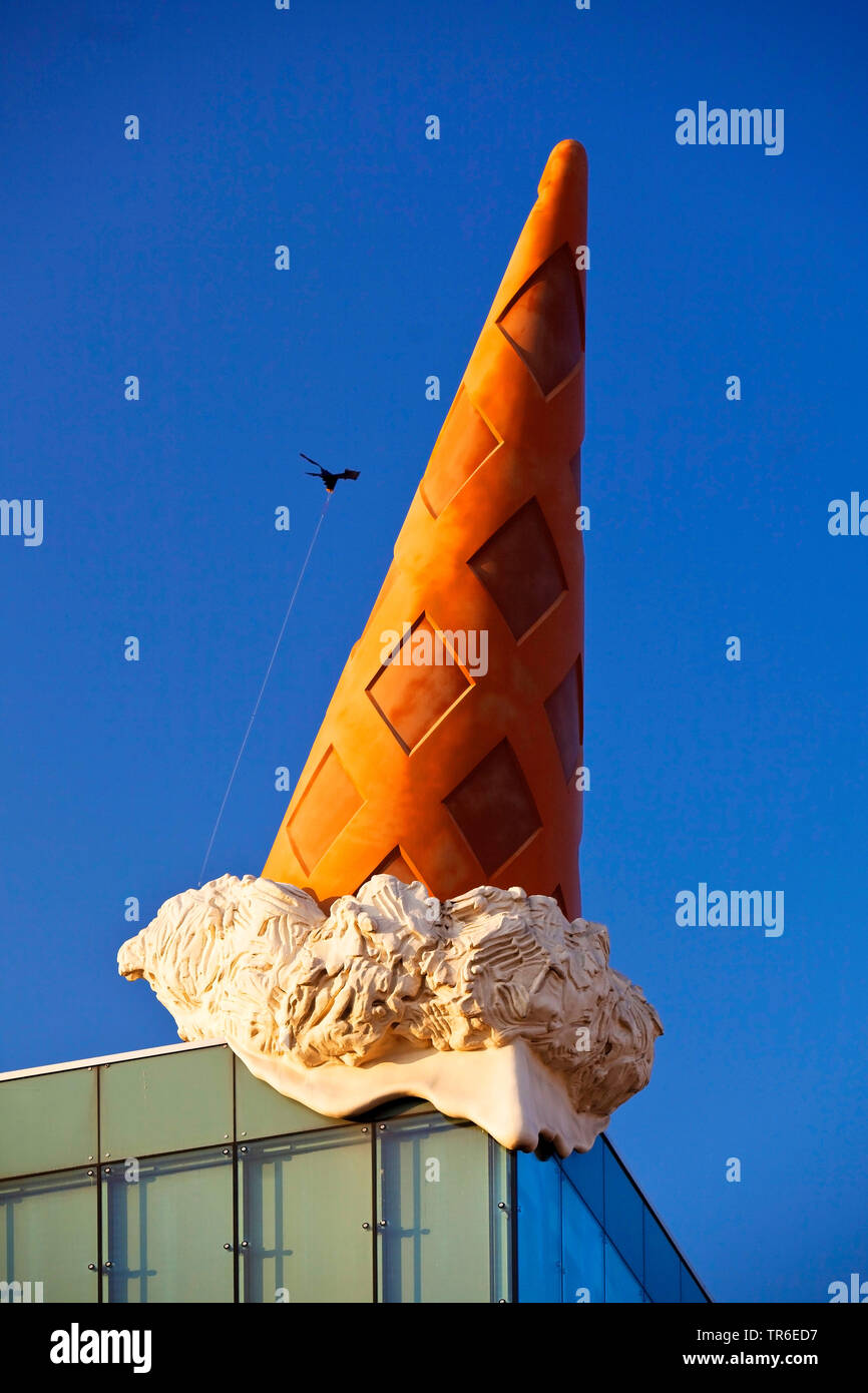 Sculpture d'un cornet de crème glacée sur le toit d'un centre commercial Neumarkt Galerie abandonnée, cône, Allemagne, Rhénanie du Nord-Westphalie, Cologne Banque D'Images