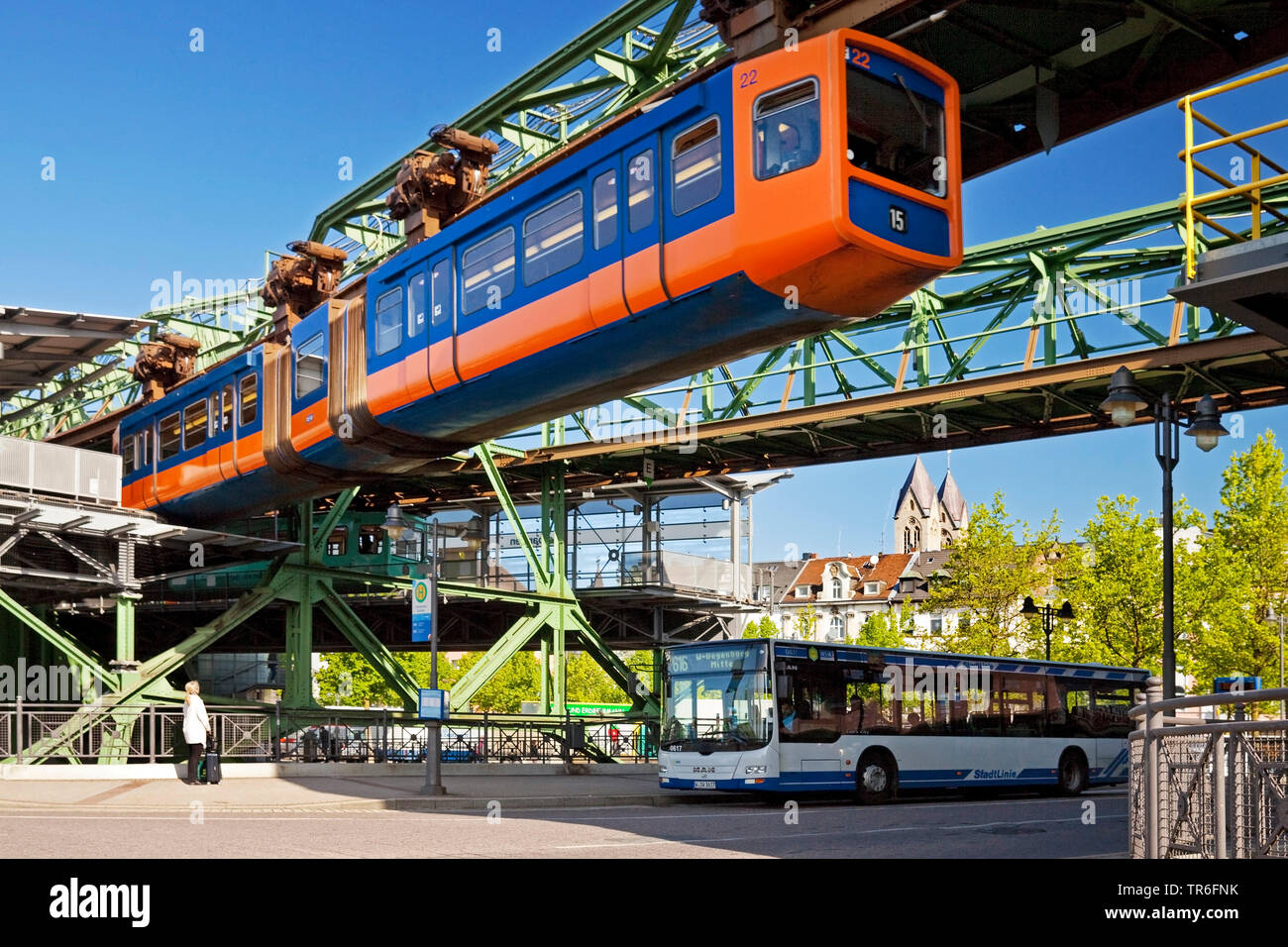 Wuppertaler Schwebebahn conduite à la station Oberbarmen, Allemagne, Rhénanie du Nord-Westphalie, région du Bergisches Land, à Wuppertal Banque D'Images