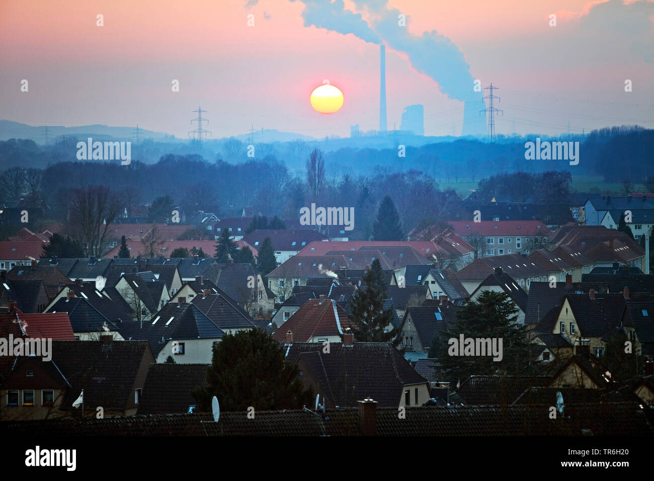 Zone résidentielle et Bergkamen power station au coucher du soleil, de l'Allemagne, en Rhénanie du Nord-Westphalie, Ruhr, Hamm Banque D'Images