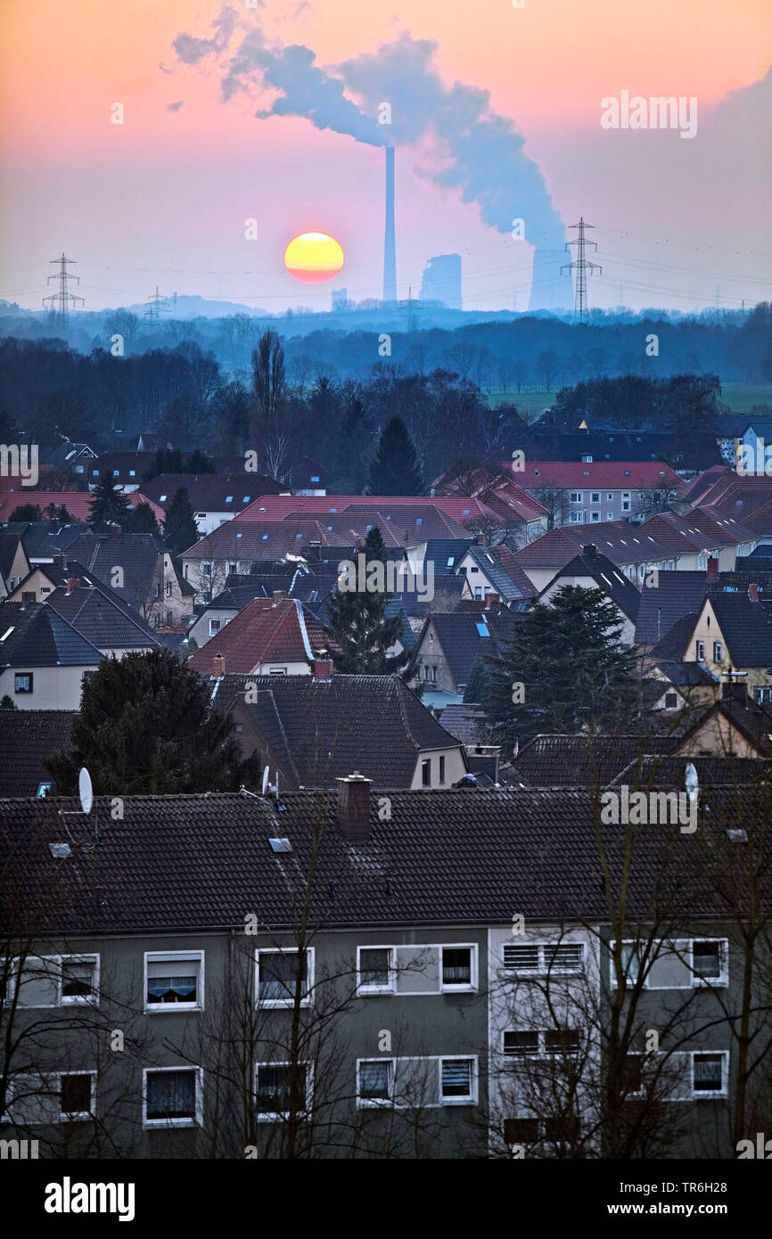 Zone résidentielle et Bergkamen power station au coucher du soleil, de l'Allemagne, en Rhénanie du Nord-Westphalie, Ruhr, Hamm Banque D'Images