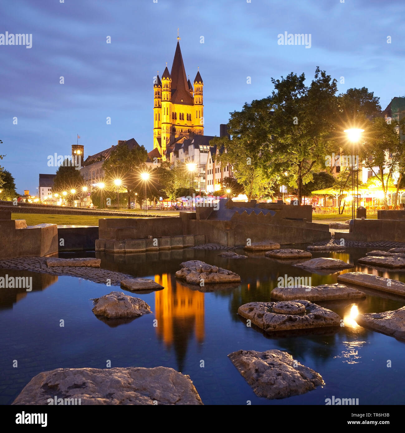 Parc populaire Rheingarten et Eglise Grand St-martin dans la soirée, l'Allemagne, en Rhénanie du Nord-Westphalie, Cologne Banque D'Images Parc populaire Rheingarten et Eglise Grand St-martin dans la soirée, l'Allemagne, en Rhénanie du Nord-Westphalie, Cologne Banque D'Images