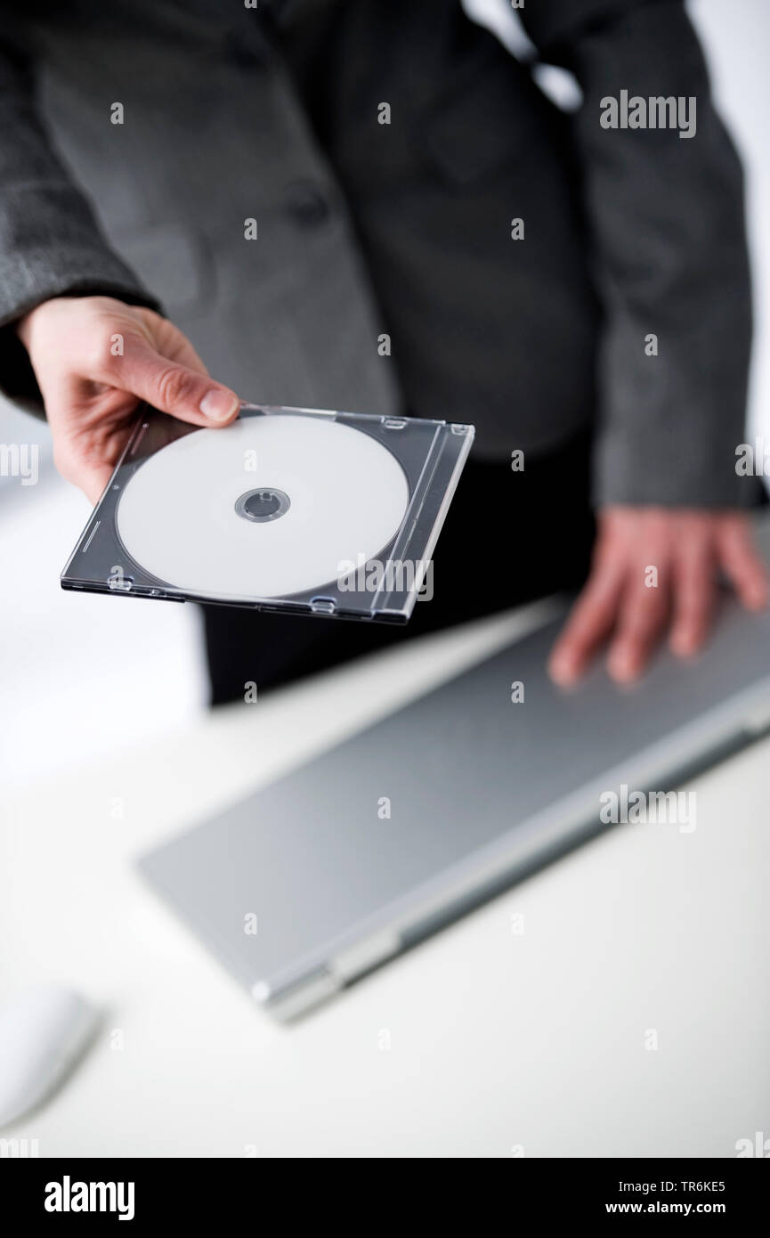 Femme d'affaires avec CD, Suisse Banque D'Images