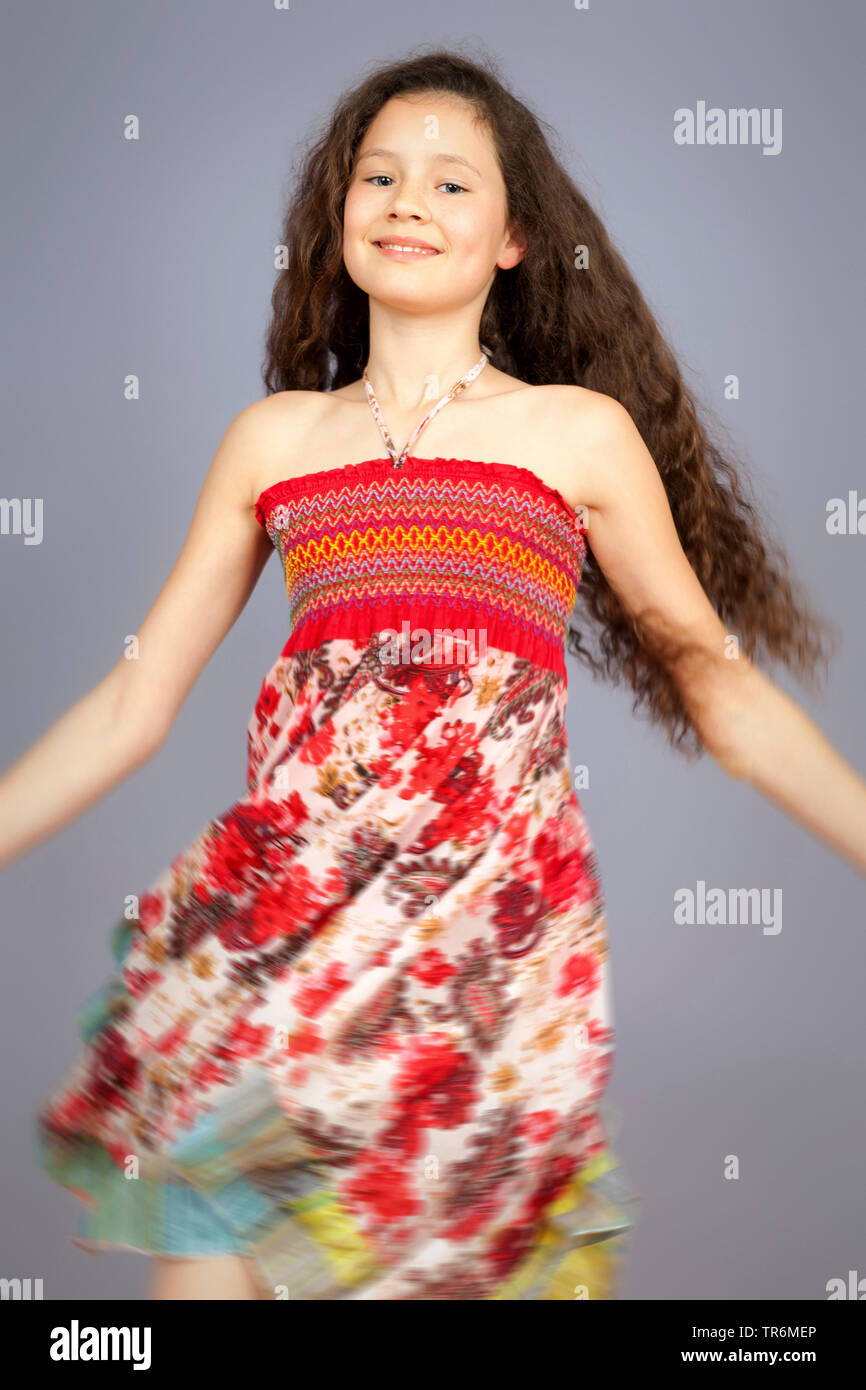 Beau jeune fille dansant dans une robe d'été Photo Stock - Alamy