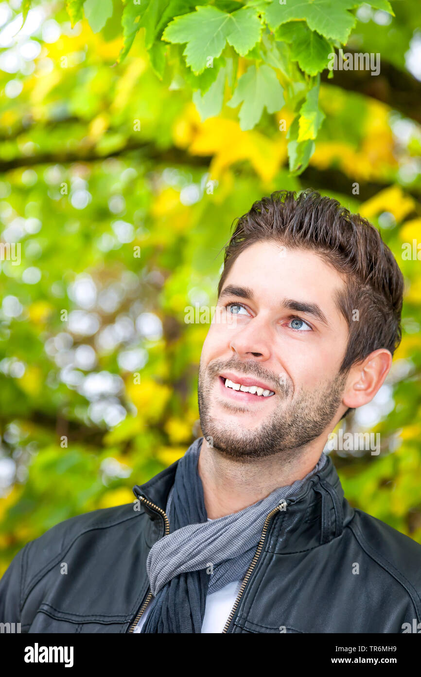 Jeune homme séduisant dans la nature, Allemagne Banque D'Images