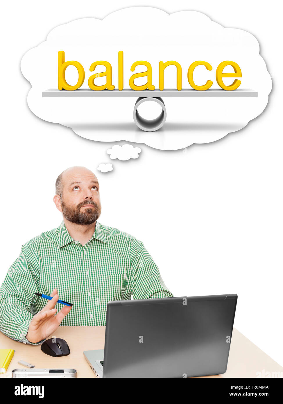 Un homme assis le bureau rêvant d'équilibre entre travail et temps libre, Allemagne Banque D'Images
