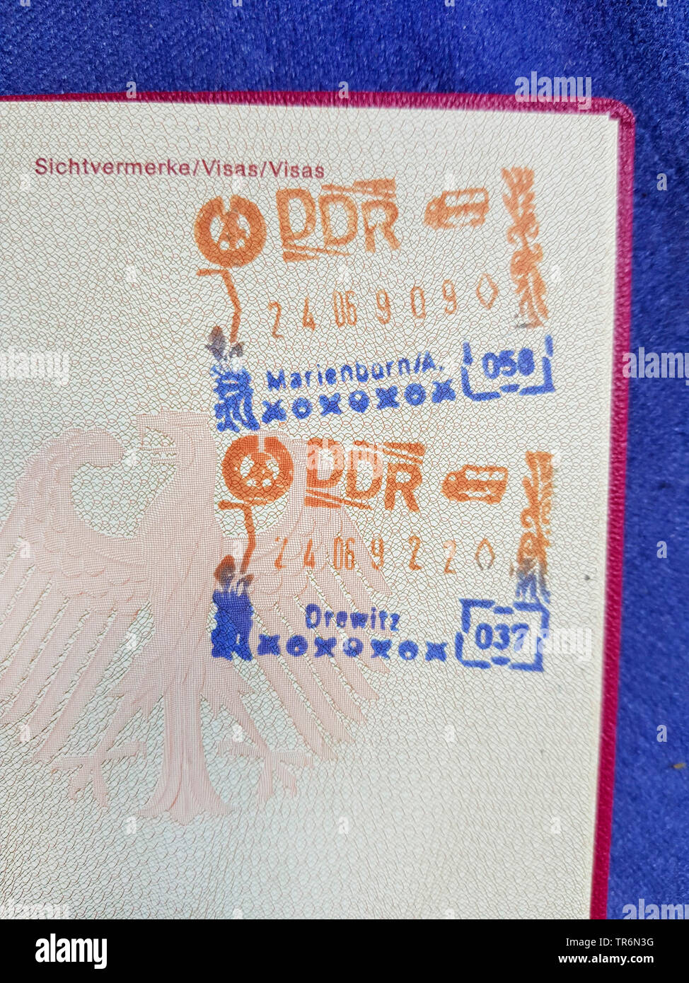 Stampos dans un passeport d'un voyage à travers la RDA, entrée de Marienborn, sortie à Drewitz, Allemagne Banque D'Images