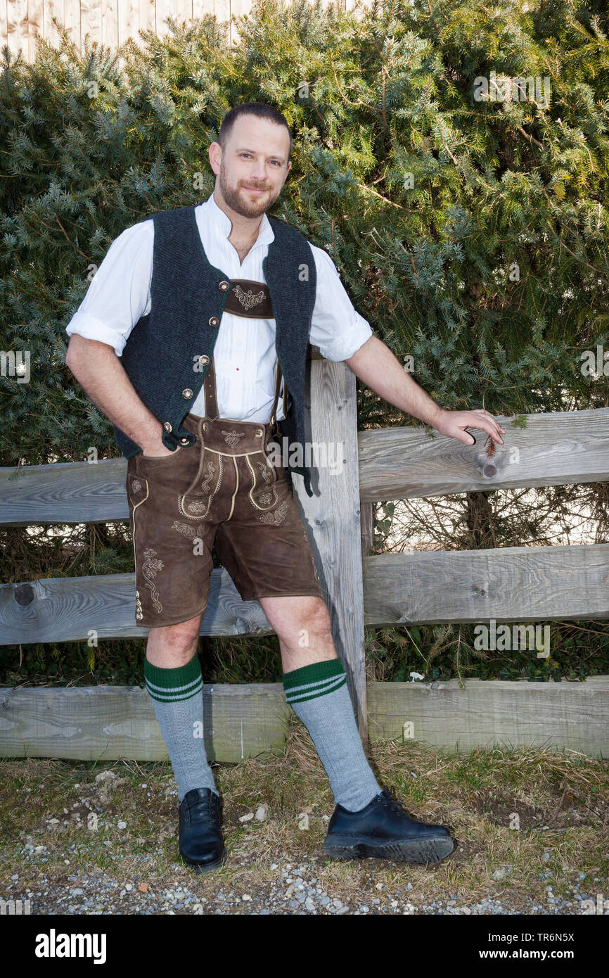 L'homme en costume traditionnel bavarois debout à une clôture en bois, de  l'Allemagne, la Bavière Photo Stock - Alamy