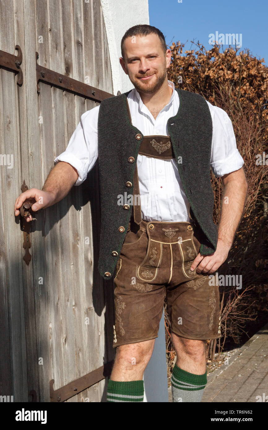 L'homme en costume traditionnel bavarois à la porte de la grange, de  l'Allemagne, la Bavière Photo Stock - Alamy
