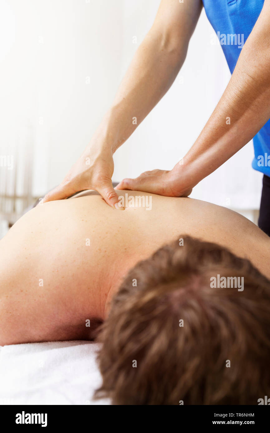 Jeune homme à la thérapie physio, Allemagne Banque D'Images