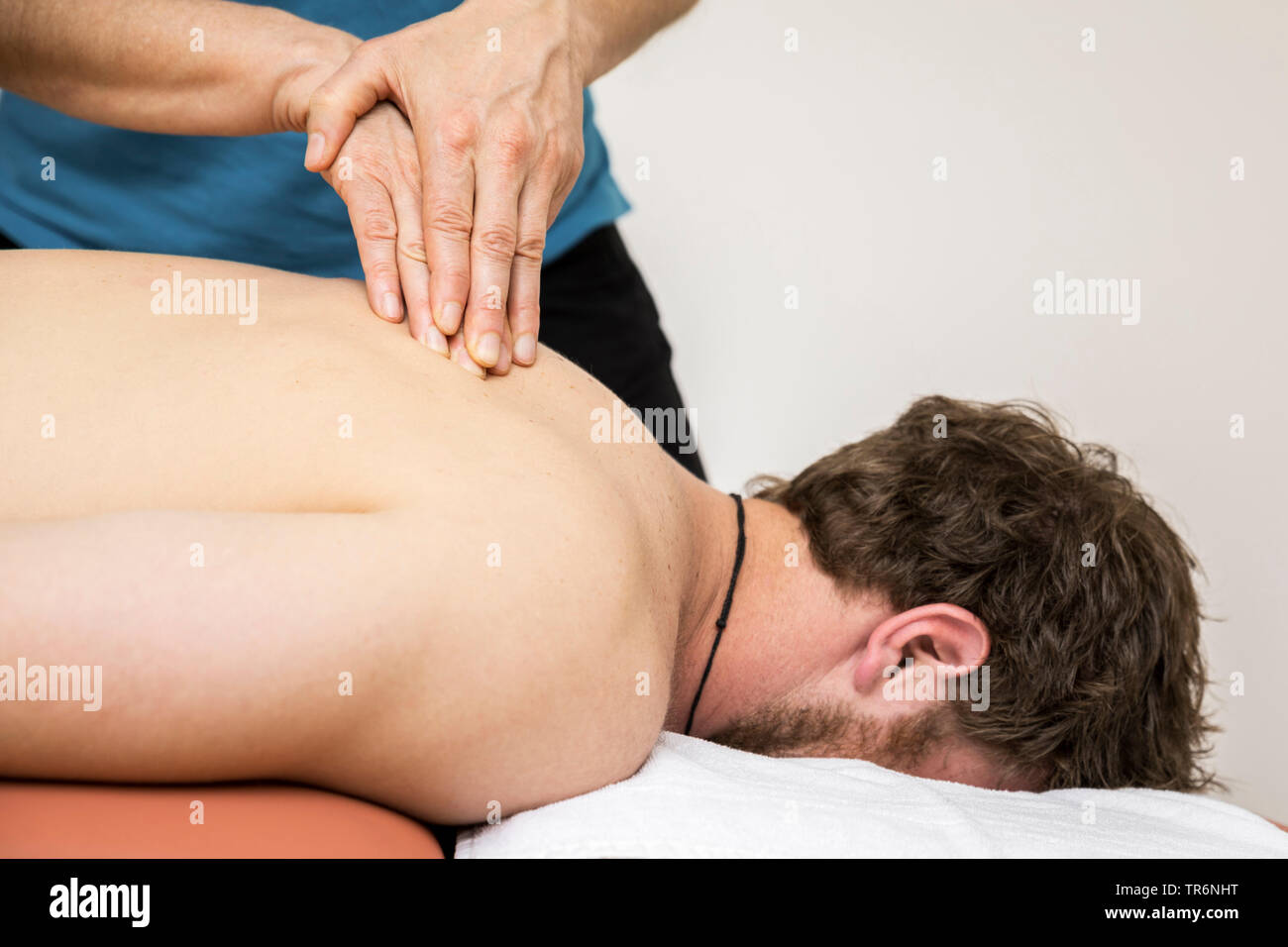 Jeune homme à la thérapie physio, Allemagne Banque D'Images