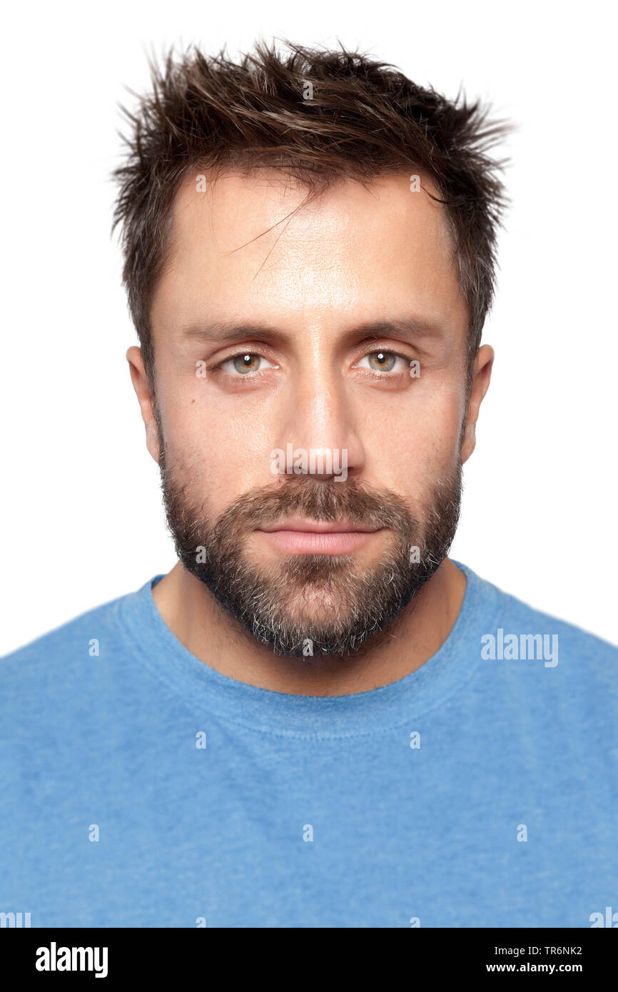 Le portrait d'un homme séduisant avec barbe complète Banque D'Images