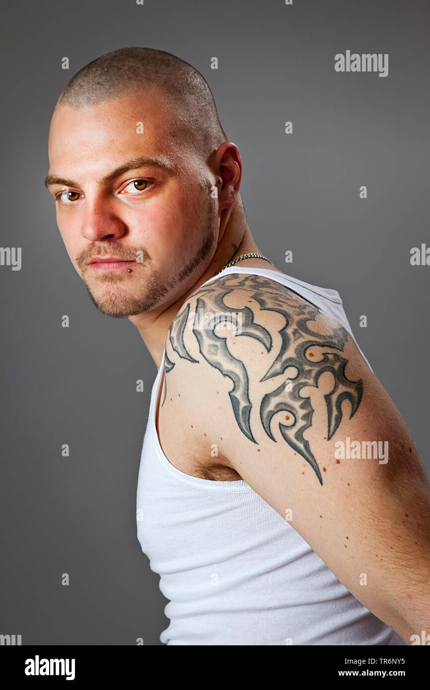 Jeune homme tatood avec tête chauve et sa barbe, Allemagne Banque D'Images
