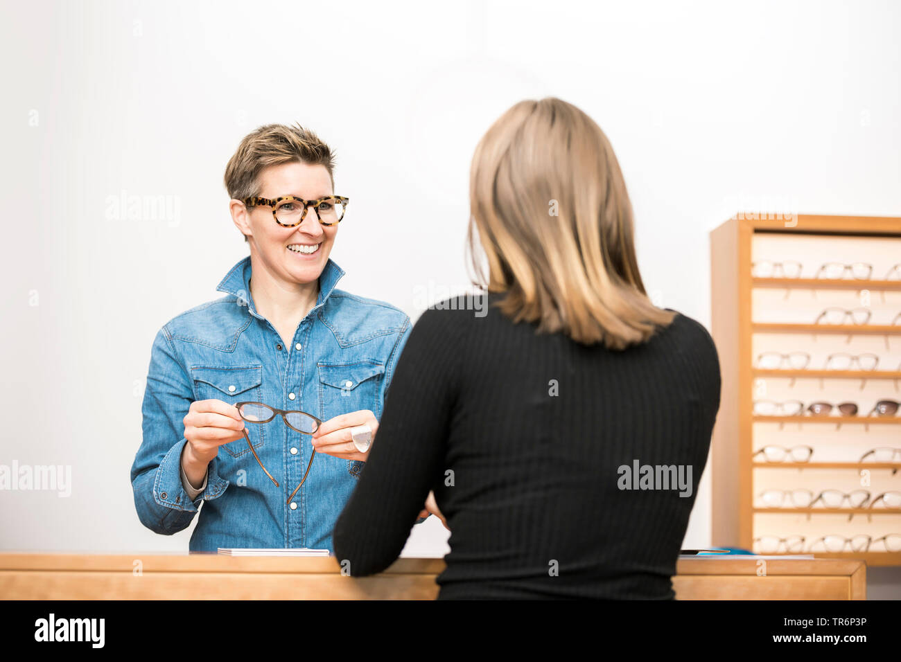 Opticien avise une femme dans un magasin de lunettes, Allemagne Banque D'Images