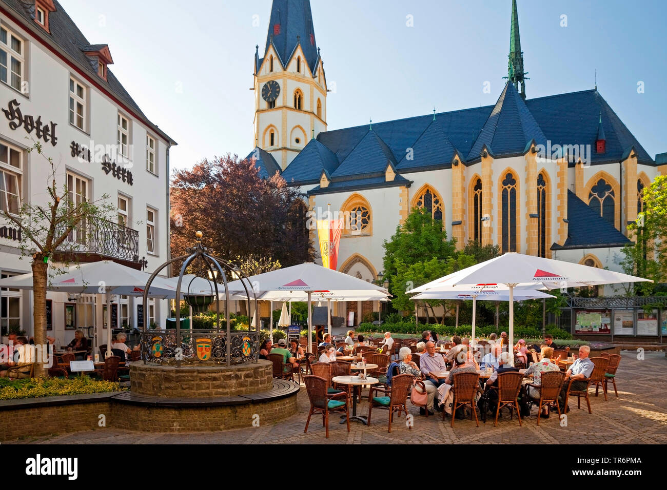Place du Marché et Église paroissiale catholique Laurentius, Allemagne, Rhénanie-Palatinat, Eifel, Ahrweiler Banque D'Images