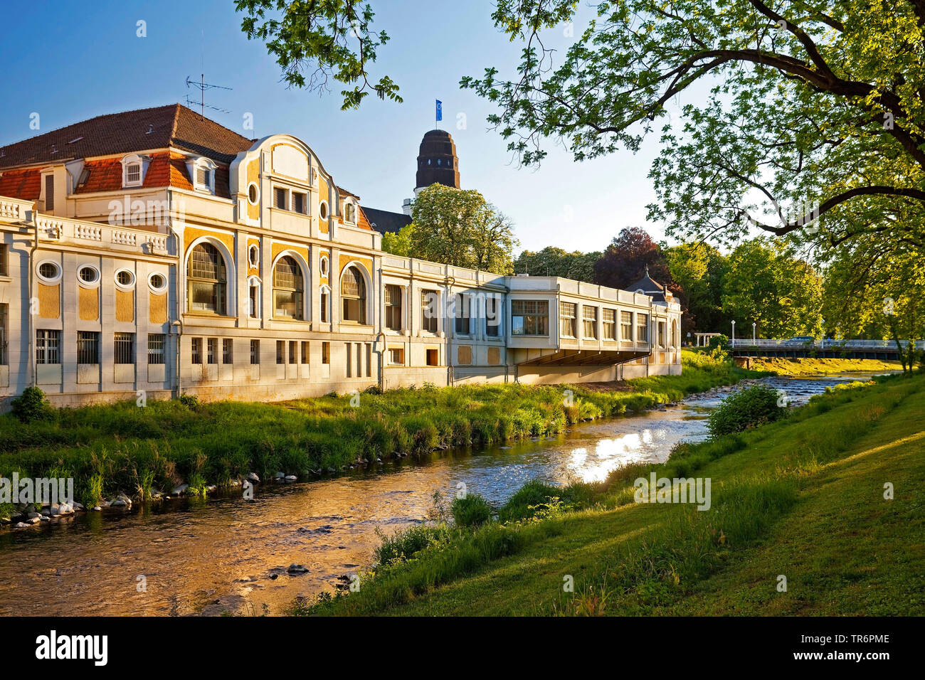 Steigenberger Hotel et la rivière Ahr, Allemagne, Rhénanie-Palatinat, Eifel, Bad Neuenahr Ahrweiler/ Banque D'Images