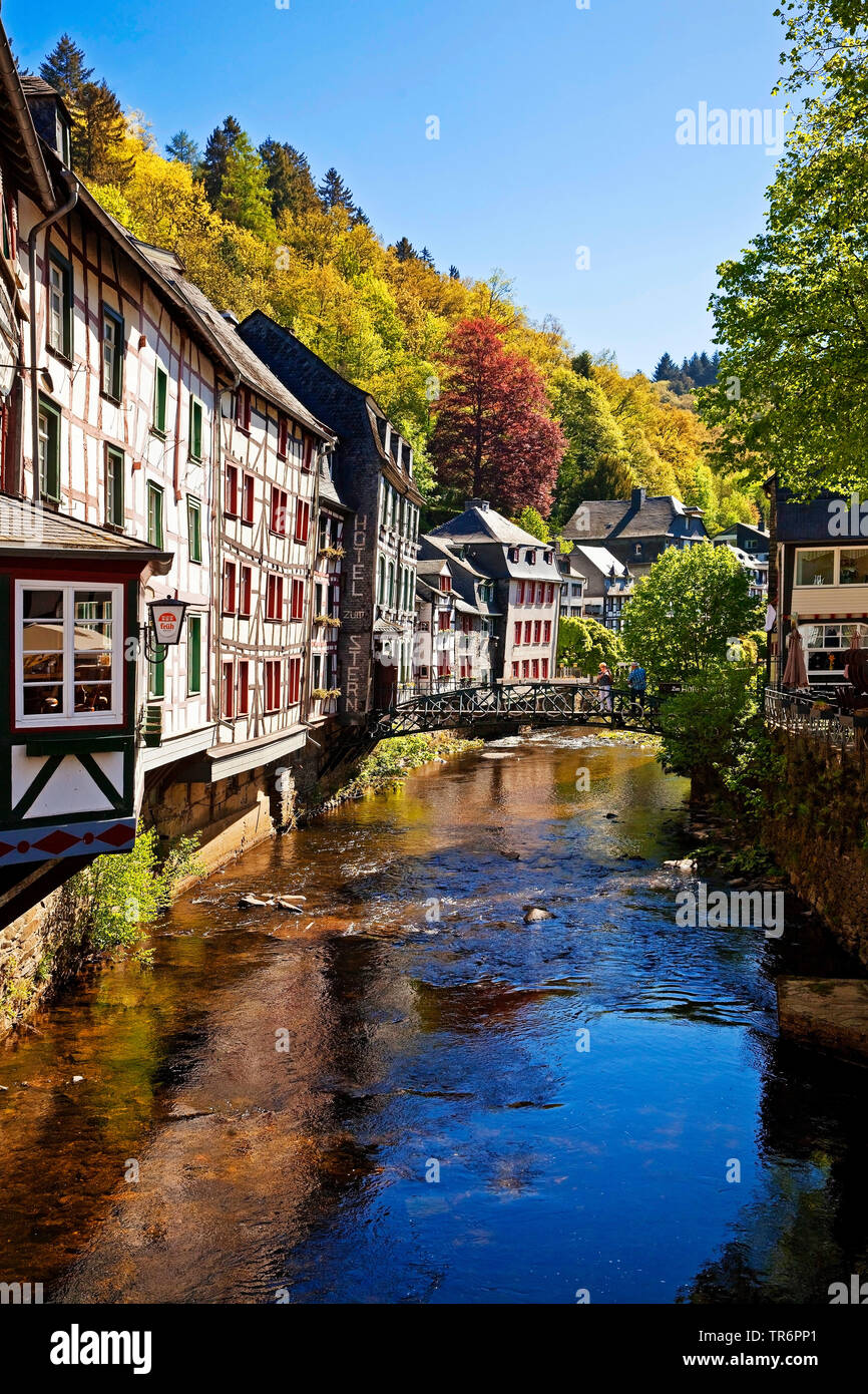 Maisons à colombages à la rivière Rur, Allemagne, Rhénanie du Nord-Westphalie, Monschau Banque D'Images