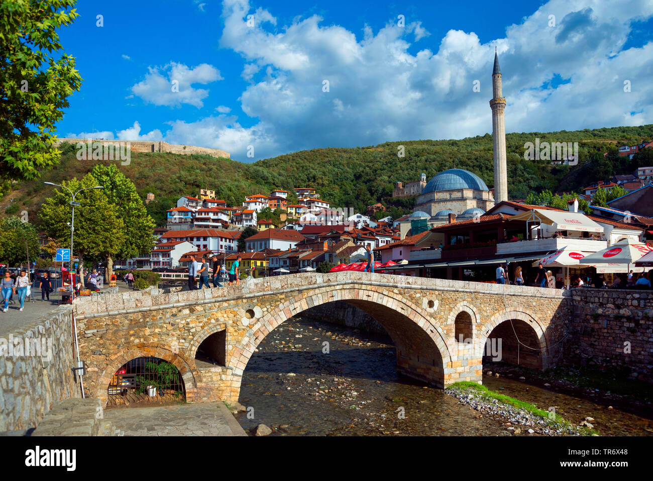 Vieille Ville avec brdge de pierre sur la rivière Bistrica, Sinan Pasha Mosque et la forteresse en arrière-plan, au Kosovo, Prizren Banque D'Images