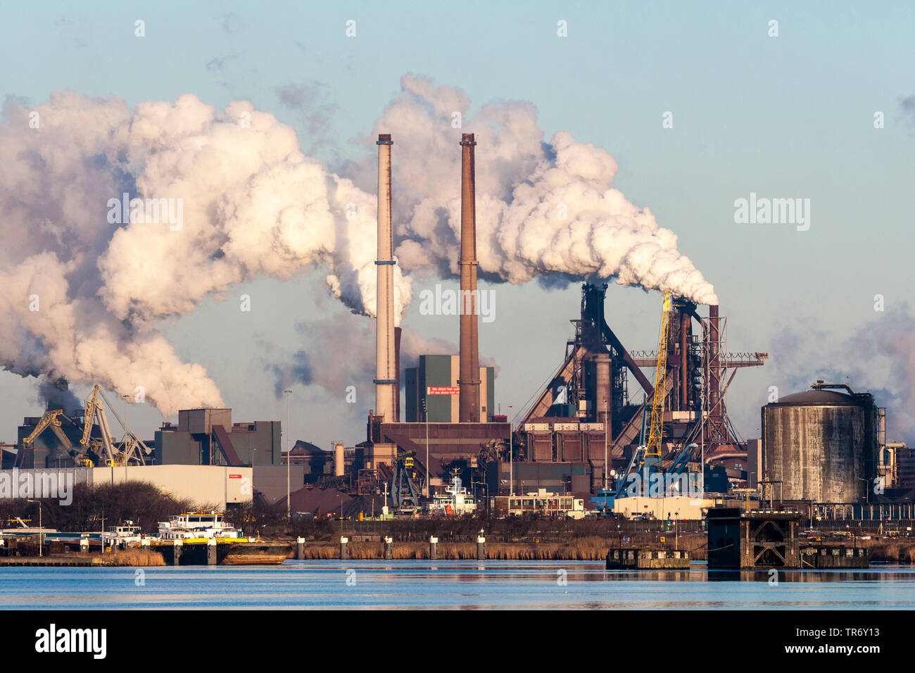 Les hauts fourneaux avec cheminées fumer à la mer du Nord, les Pays-Bas, le nord de l'Hollande, Ijmuiden Banque D'Images