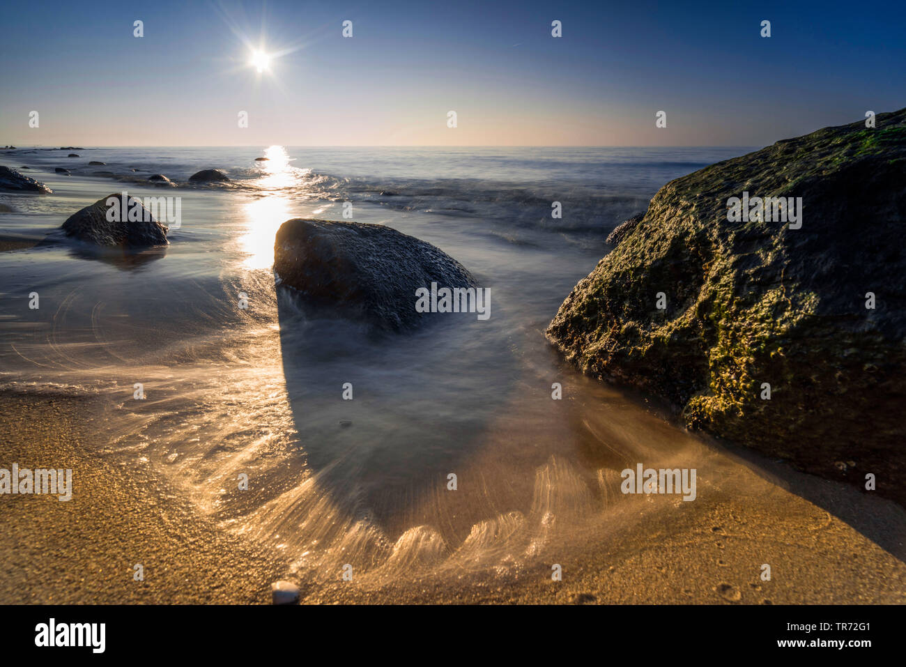 Rochers sur la mer Baltique plage à Sun, l'Allemagne, de Mecklembourg-Poméranie occidentale, le Relais du lac am Darss, Prerow Banque D'Images