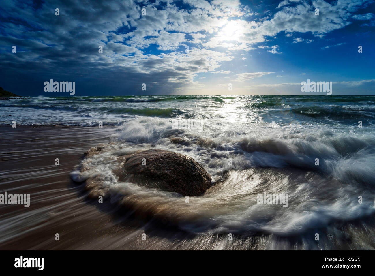 Rocher sur la mer Baltique plage à Sun, l'Allemagne, de Mecklembourg-Poméranie occidentale, le Relais du lac am Darss, Prerow Banque D'Images