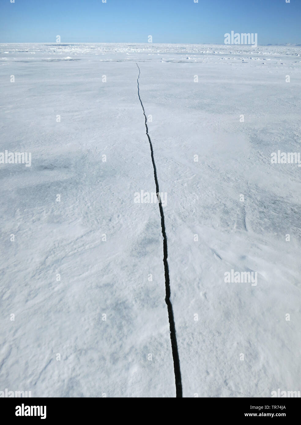 Fissure dans la banquise en raison d'expedition cruise ship, Norvège, Svalbard Banque D'Images