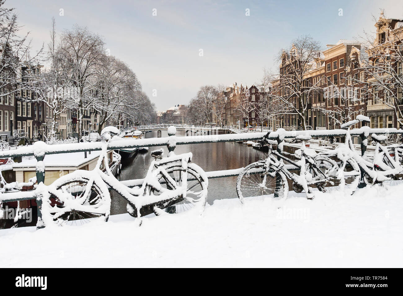 Des vélos sur un pont en hiver, Pays-Bas, nord des Pays-Bas, Amsterdam Banque D'Images