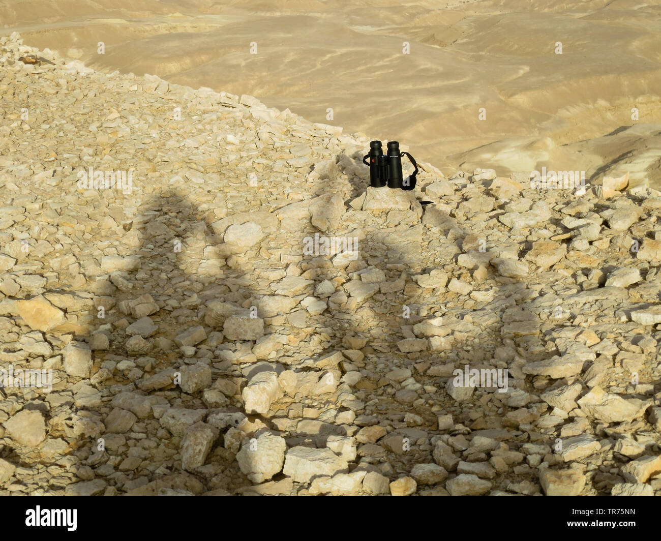 Silhouets de deux personnes et un binoculaire, Israël, Néguev Banque D'Images