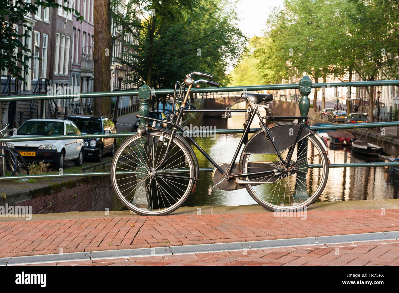Vélo sur un pont à Amsterdam, Pays-Bas, nord des Pays-Bas, Amsterdam Banque D'Images