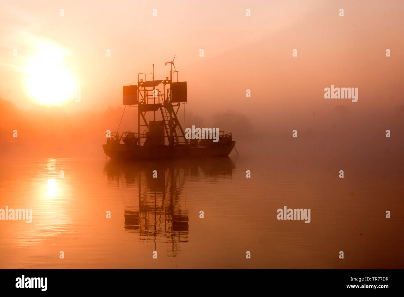 Voile sur la rivière IJssel au lever du soleil, Pays-Bas Banque D'Images