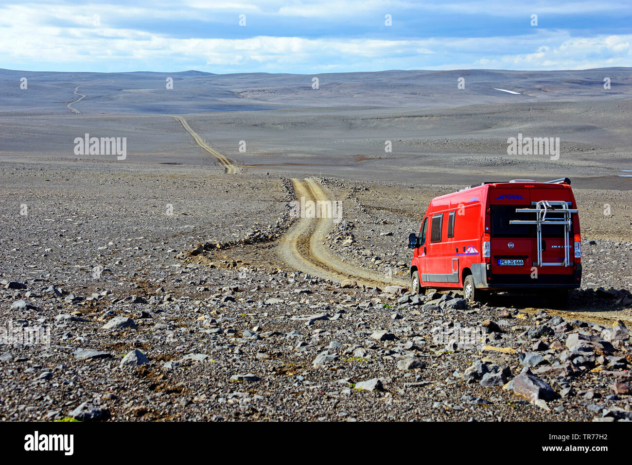 Campmobile sur route non revêtue, Islande, Sprengisandur Banque D'Images