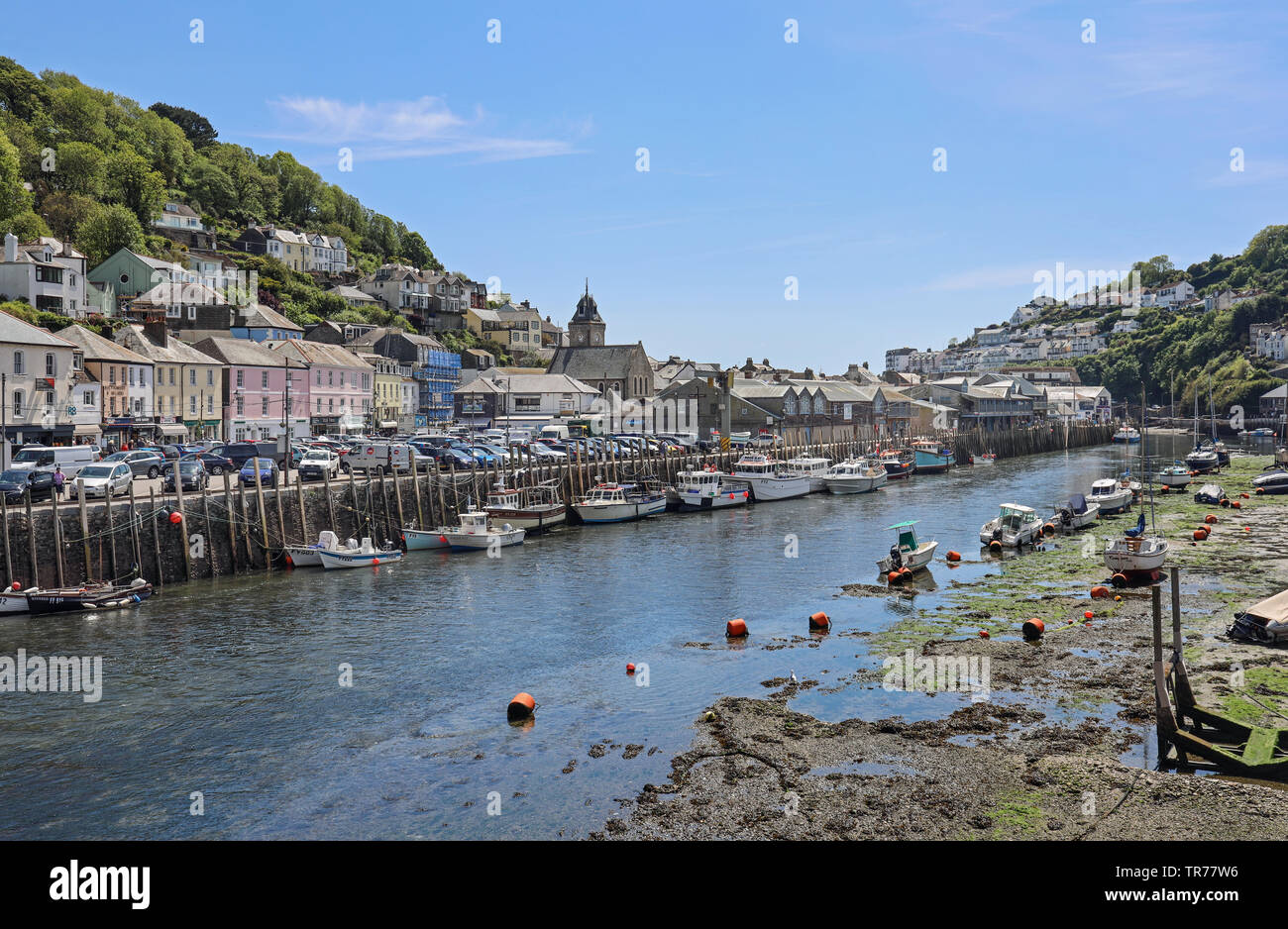 Bateaux amarrés dans le port de Looe à marée basse Banque D'Images