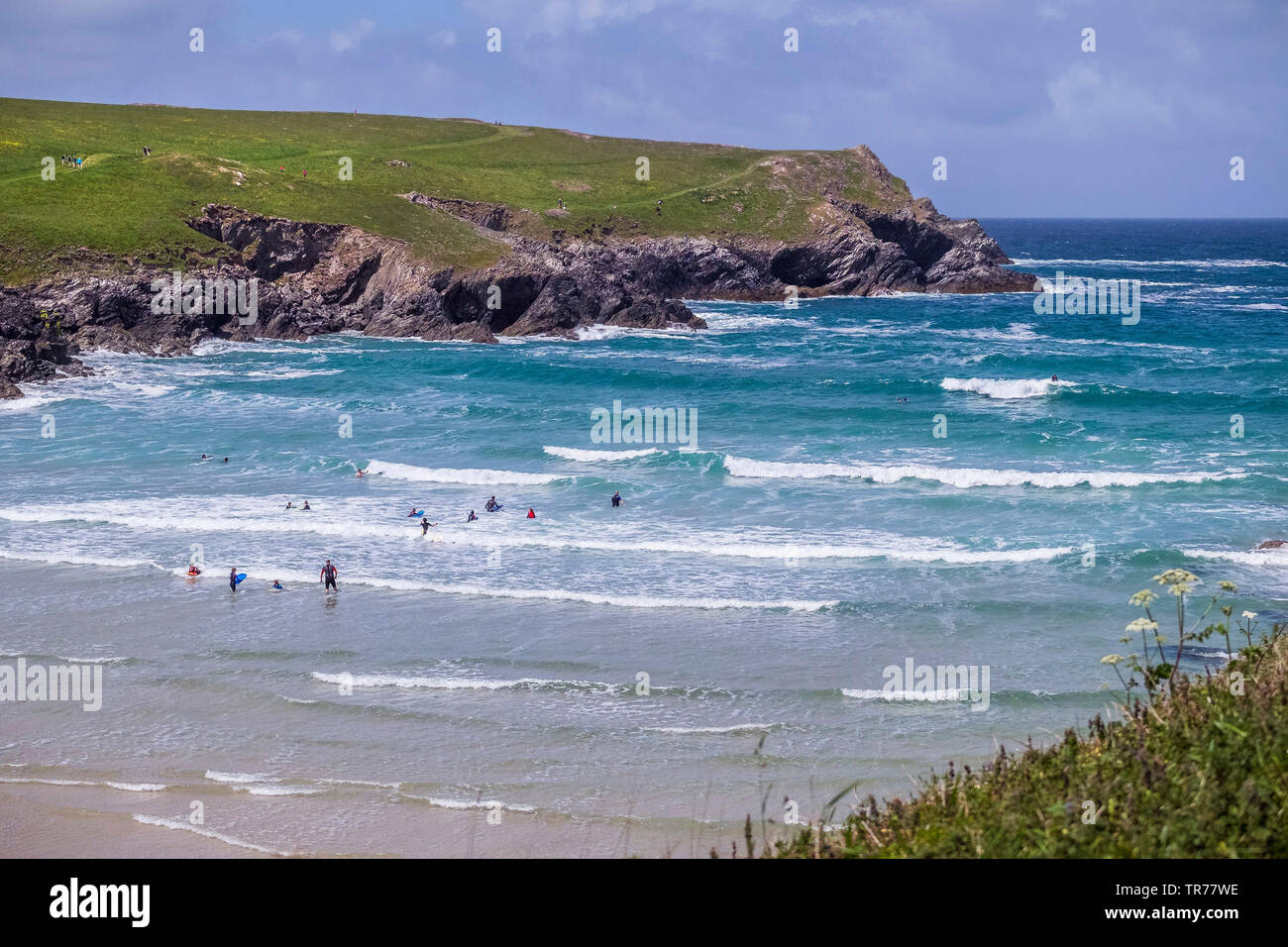 Les vacanciers s'amuser dans la mer à Polly Joke Porth Newquay en à Cornwall. Banque D'Images
