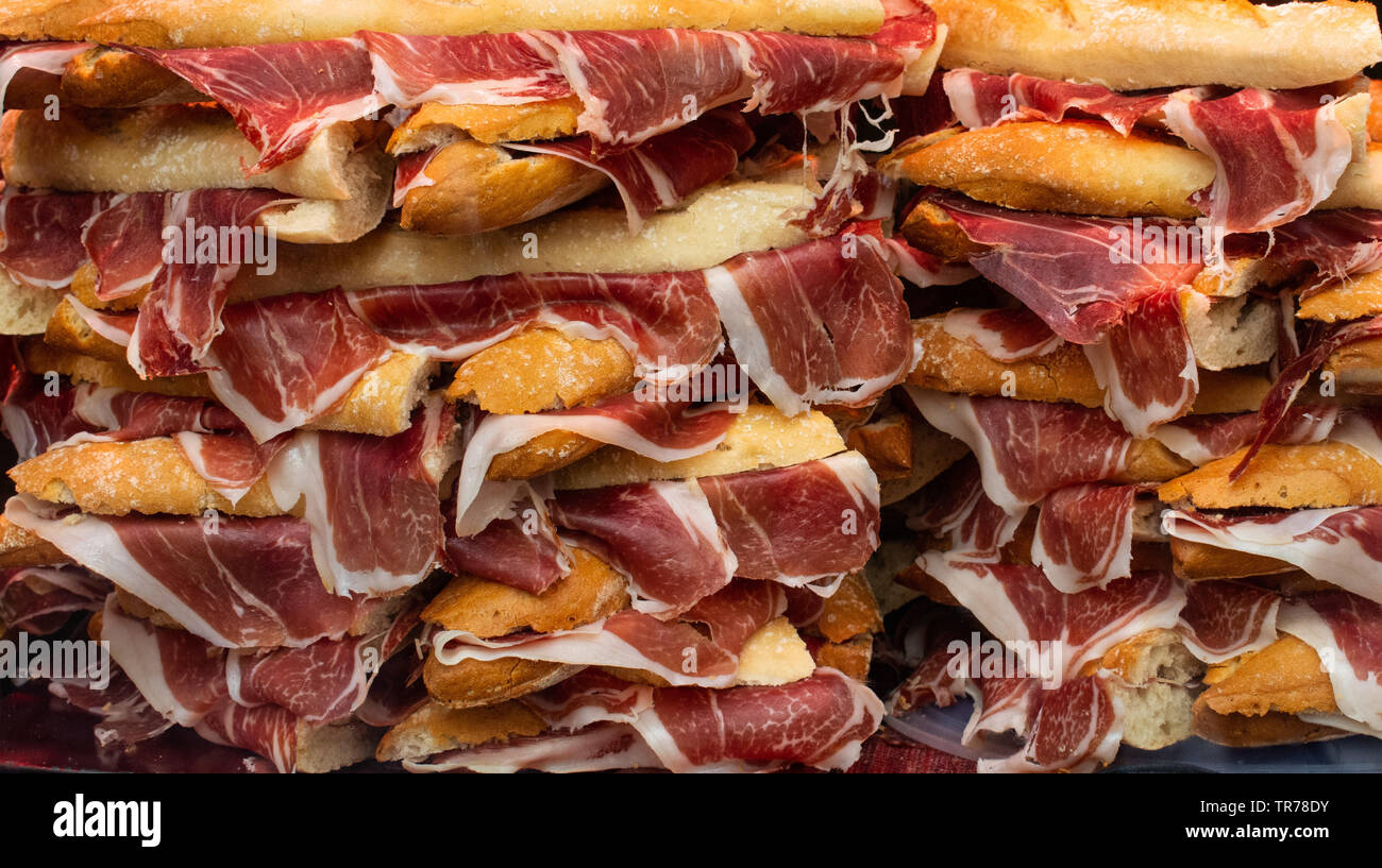 De délicieux plats de viande freshly sliced baguette. Banque D'Images