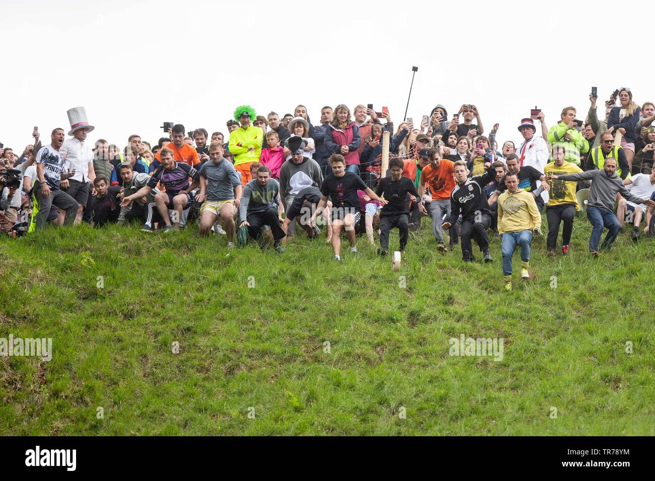 Le début de la course finale au cours de la banque annuelle de printemps maison de fromage-roulement événement à Cooper's Hill, près de Gloucester, mai 2019. Banque D'Images