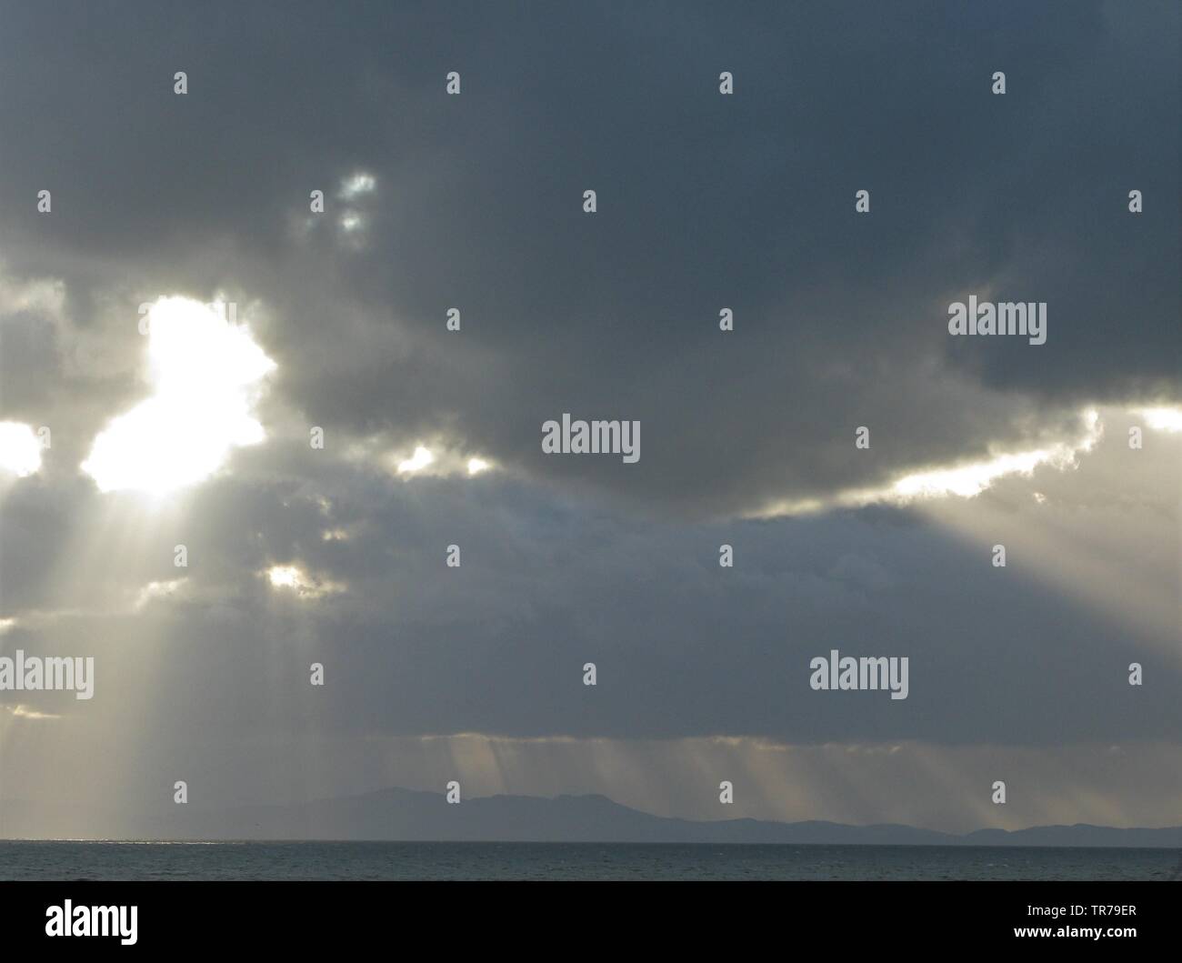 La lumière du soleil et nuages sur le Solway Firth, Cumbria, Angleterre, Royaume-Uni Banque D'Images