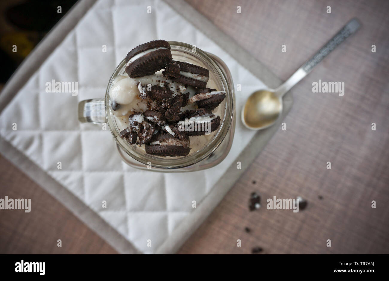 Glace amande dessert crème en pot Mason surmontée de cookies Banque D'Images Glace amande dessert crème en pot Mason surmontée de cookies Banque D'Images