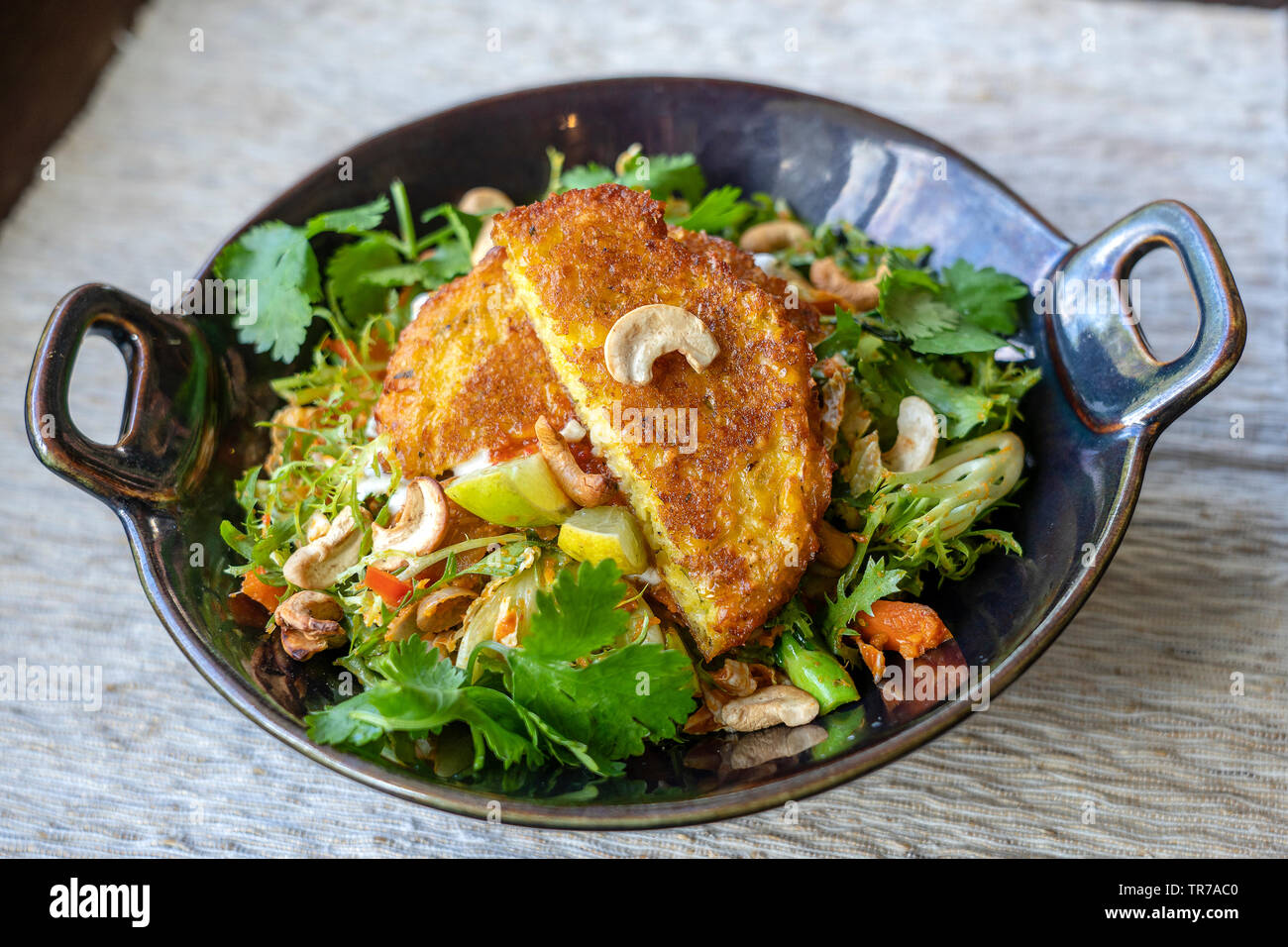 Salade de légumes biologiques à partir de brocolis, noix de cajou, piment doux et de la chaux. Pétillants et dynamique avec le galanga et lime kaffir. Beignets de maïs garnies de et Banque D'Images