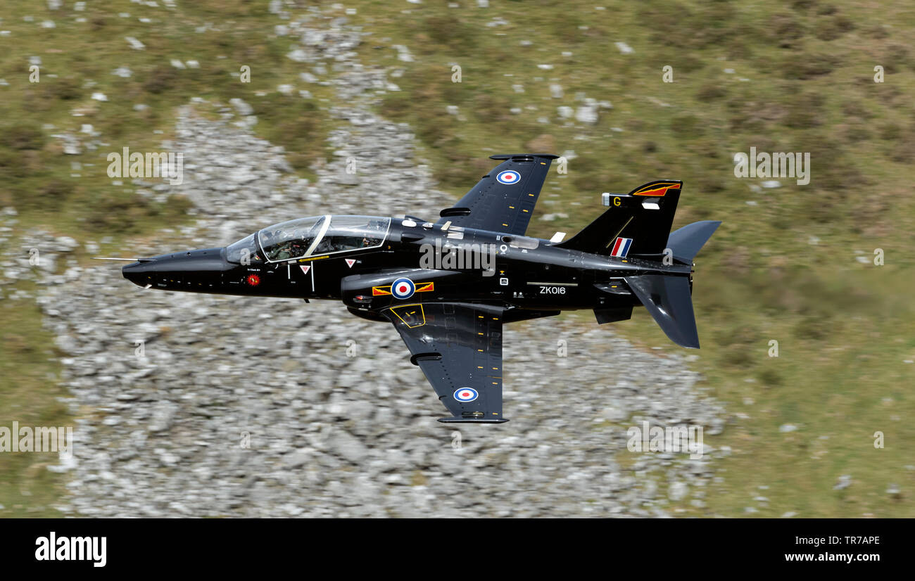 RAF Hawk T2, avions volant bas niveau dans la boucle de Mach, Pays de Galles, Royaume-Uni Banque D'Images
