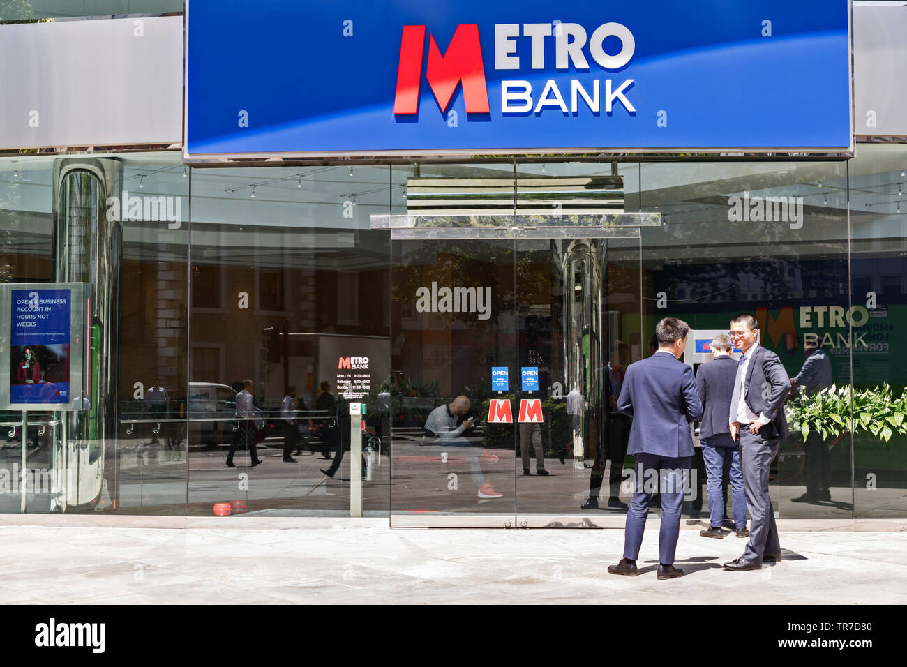 Les clients à l'extérieur d'une succursale de banque en métro Moorgate, Londres, Royaume-Uni. Lancé en 2010, les actions de la Banque mondiale a récemment atteint des niveaux record. Banque D'Images