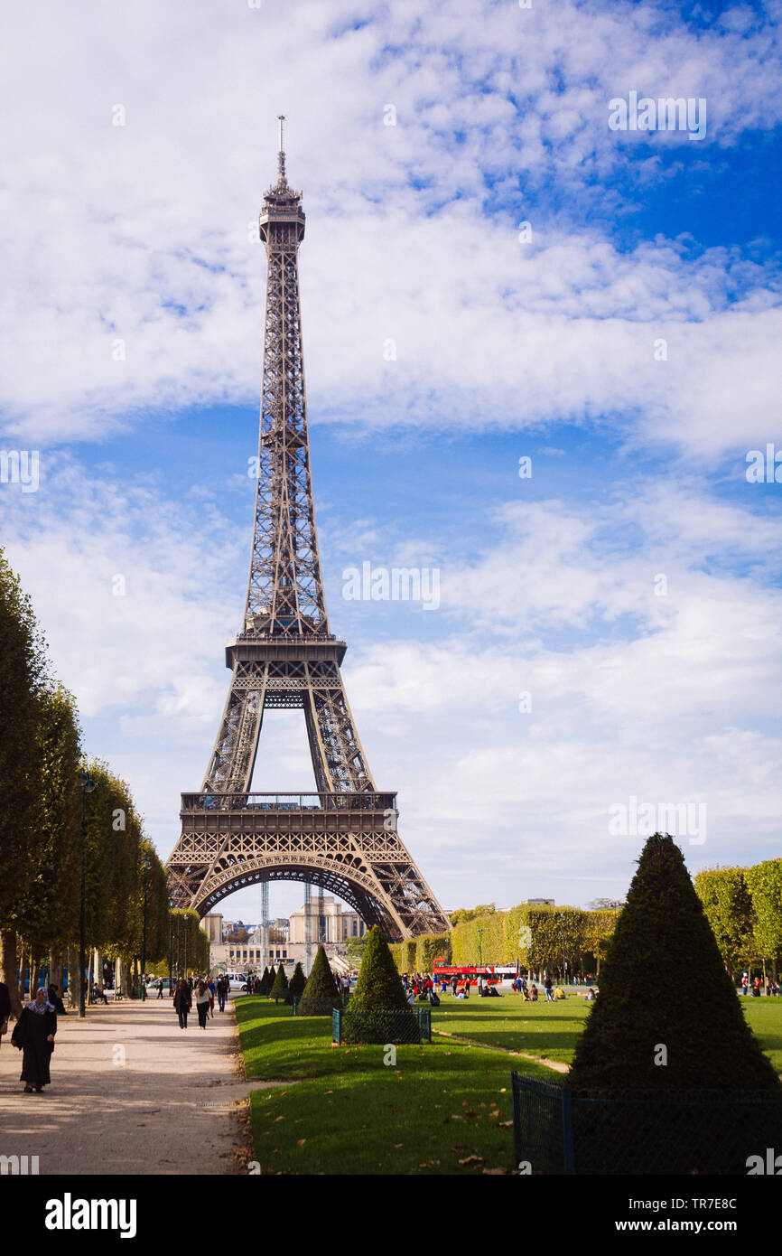 Tour Eiffel depuis le Champ de Mars, Paris, France Banque D'Images