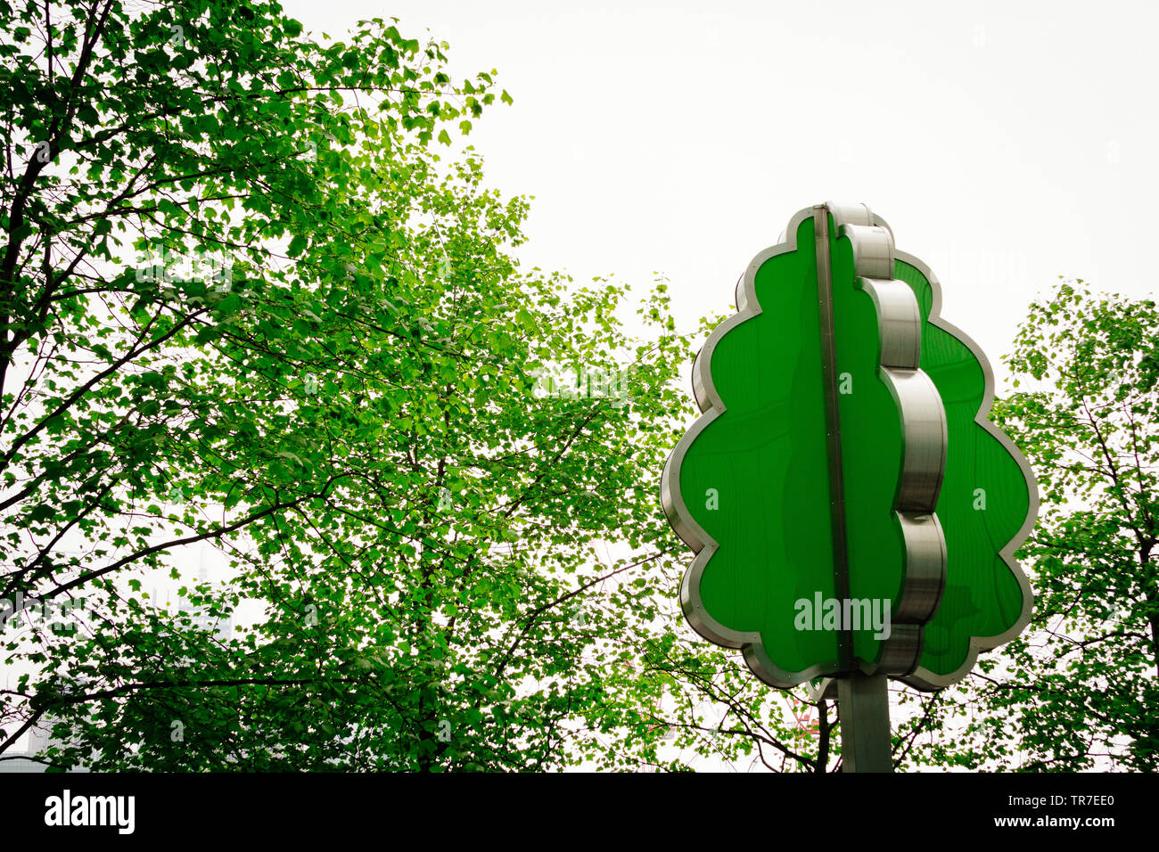 Arbre artificiel avec de vrais arbres à Londres, Angleterre Banque D'Images