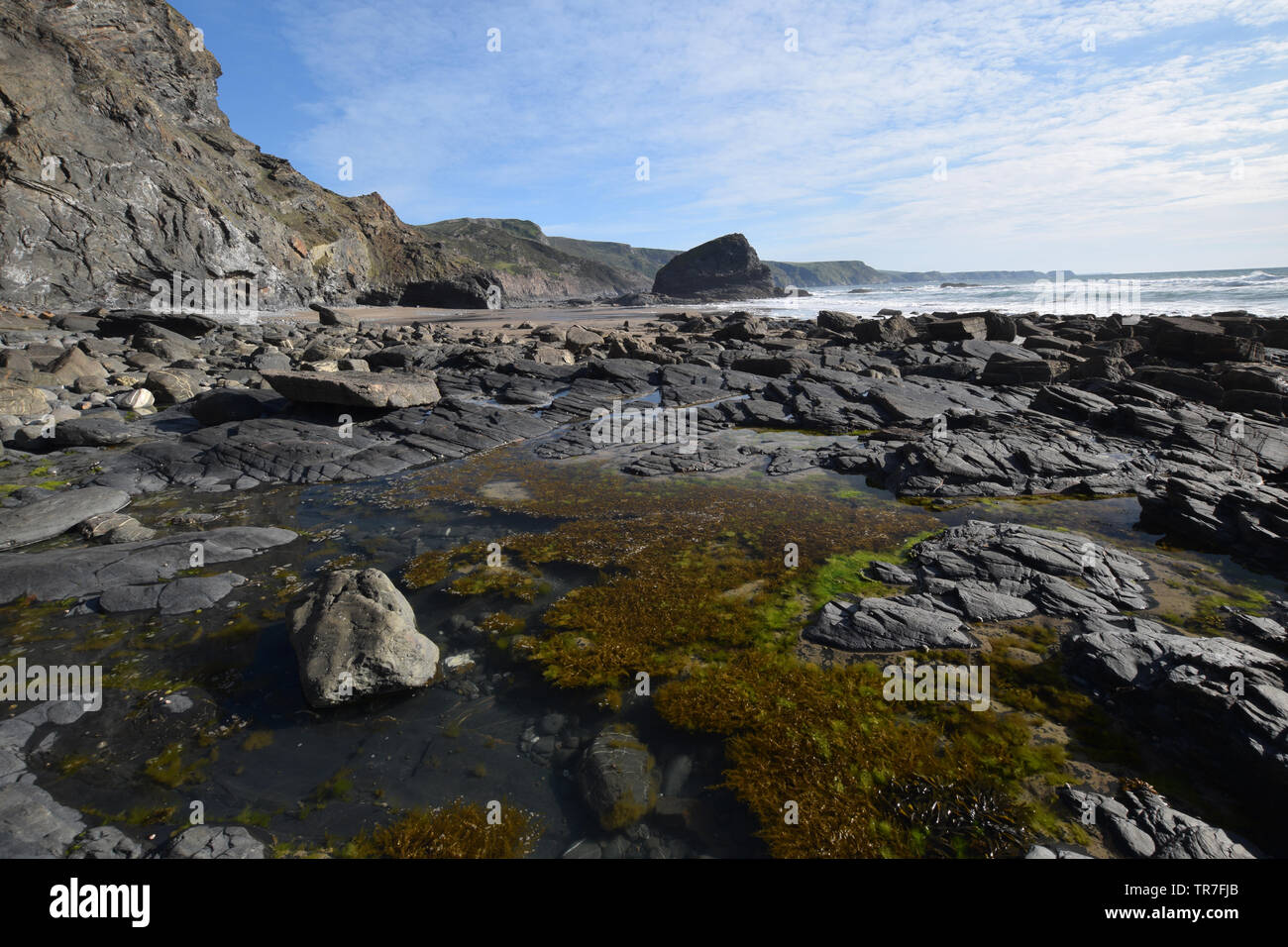 Piscine dans les rochers de la plage de la côte nord des Cornouailles étrangle Banque D'Images