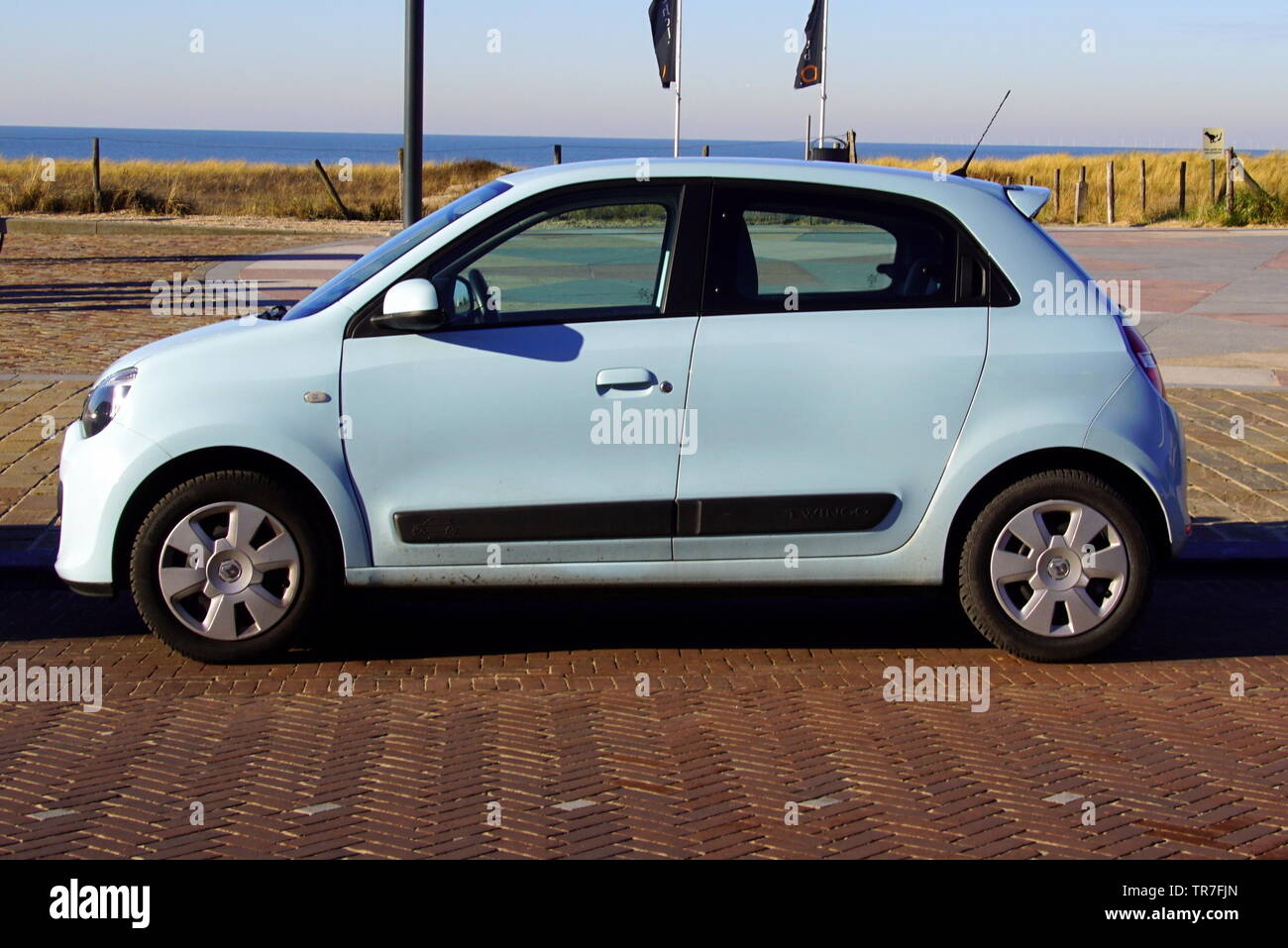 Noordwijk, Pays-Bas - le 20 janvier, 2019 : Blanc Renault Twingo garé sur le côté de la route. Personne dans le véhicule. Banque D'Images