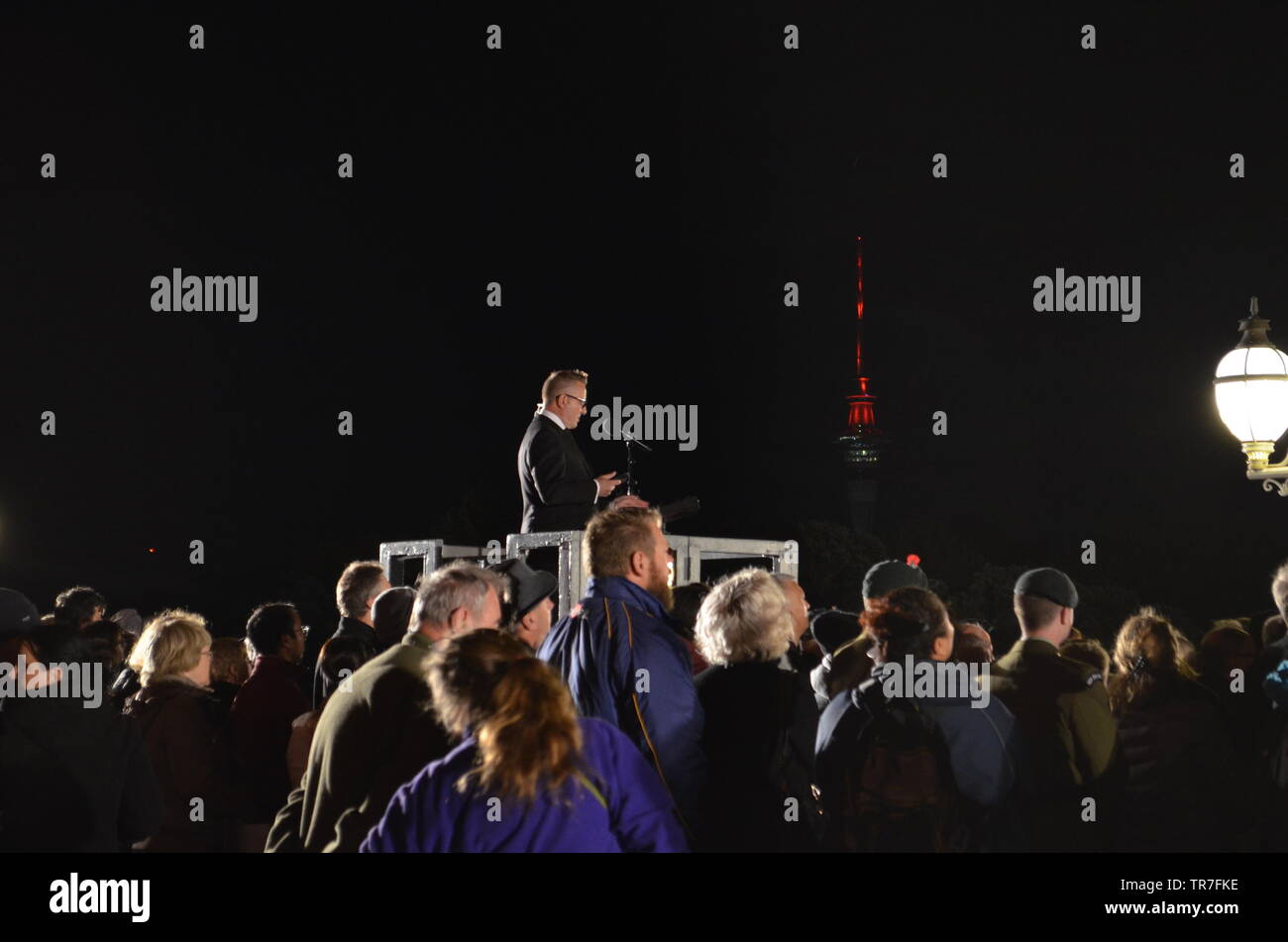 Service de l'Anzac Day 2019 Dawn avec Sky Tower en arrière-plan Banque D'Images