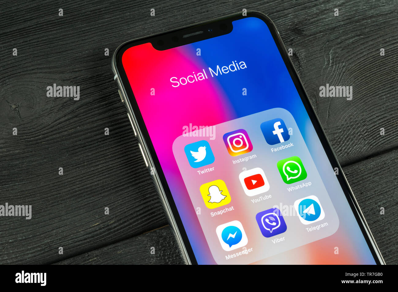 Kaliningrad, Russie, le 5 avril 2018 : Apple iPhone X avec des icônes de médias sociaux Facebook, Twitter, instagram, application snapchat à l'écran. Sciences sociales Banque D'Images Kaliningrad, Russie, le 5 avril 2018 : Apple iPhone X avec des icônes de médias sociaux Facebook, Twitter, instagram, application snapchat à l'écran. Sciences sociales Banque D'Images