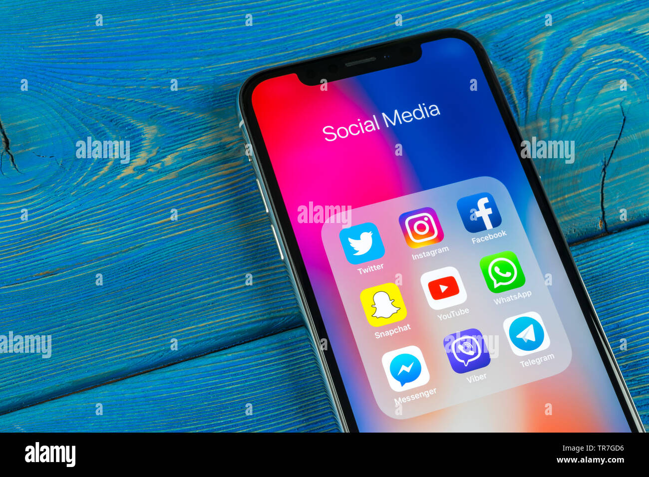 Kaliningrad, Russie, le 5 avril 2018 : Apple iPhone X avec des icônes de médias sociaux Facebook, Twitter, instagram, application snapchat à l'écran. Sciences sociales Banque D'Images Kaliningrad, Russie, le 5 avril 2018 : Apple iPhone X avec des icônes de médias sociaux Facebook, Twitter, instagram, application snapchat à l'écran. Sciences sociales Banque D'Images
