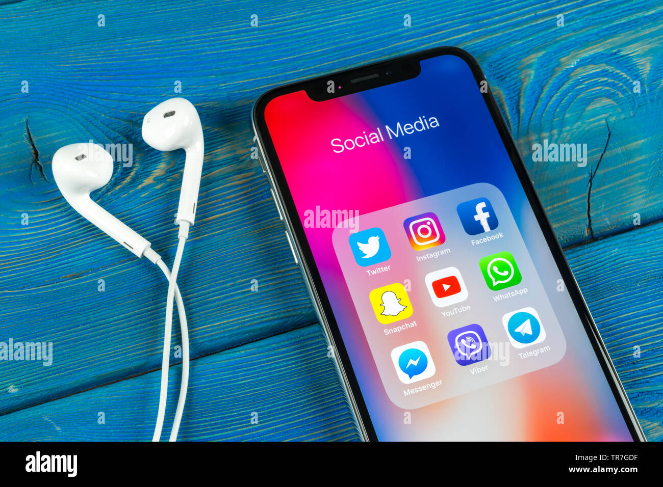 Kaliningrad, Russie, le 5 avril 2018 : Apple iPhone X avec des icônes de médias sociaux Facebook, Twitter, instagram, application snapchat à l'écran. Sciences sociales Banque D'Images Kaliningrad, Russie, le 5 avril 2018 : Apple iPhone X avec des icônes de médias sociaux Facebook, Twitter, instagram, application snapchat à l'écran. Sciences sociales Banque D'Images