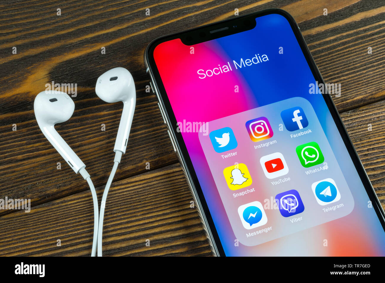 Kaliningrad, Russie, le 5 avril 2018 : Apple iPhone X avec des icônes de médias sociaux Facebook, Twitter, instagram, application snapchat à l'écran. Sciences sociales Banque D'Images Kaliningrad, Russie, le 5 avril 2018 : Apple iPhone X avec des icônes de médias sociaux Facebook, Twitter, instagram, application snapchat à l'écran. Sciences sociales Banque D'Images
