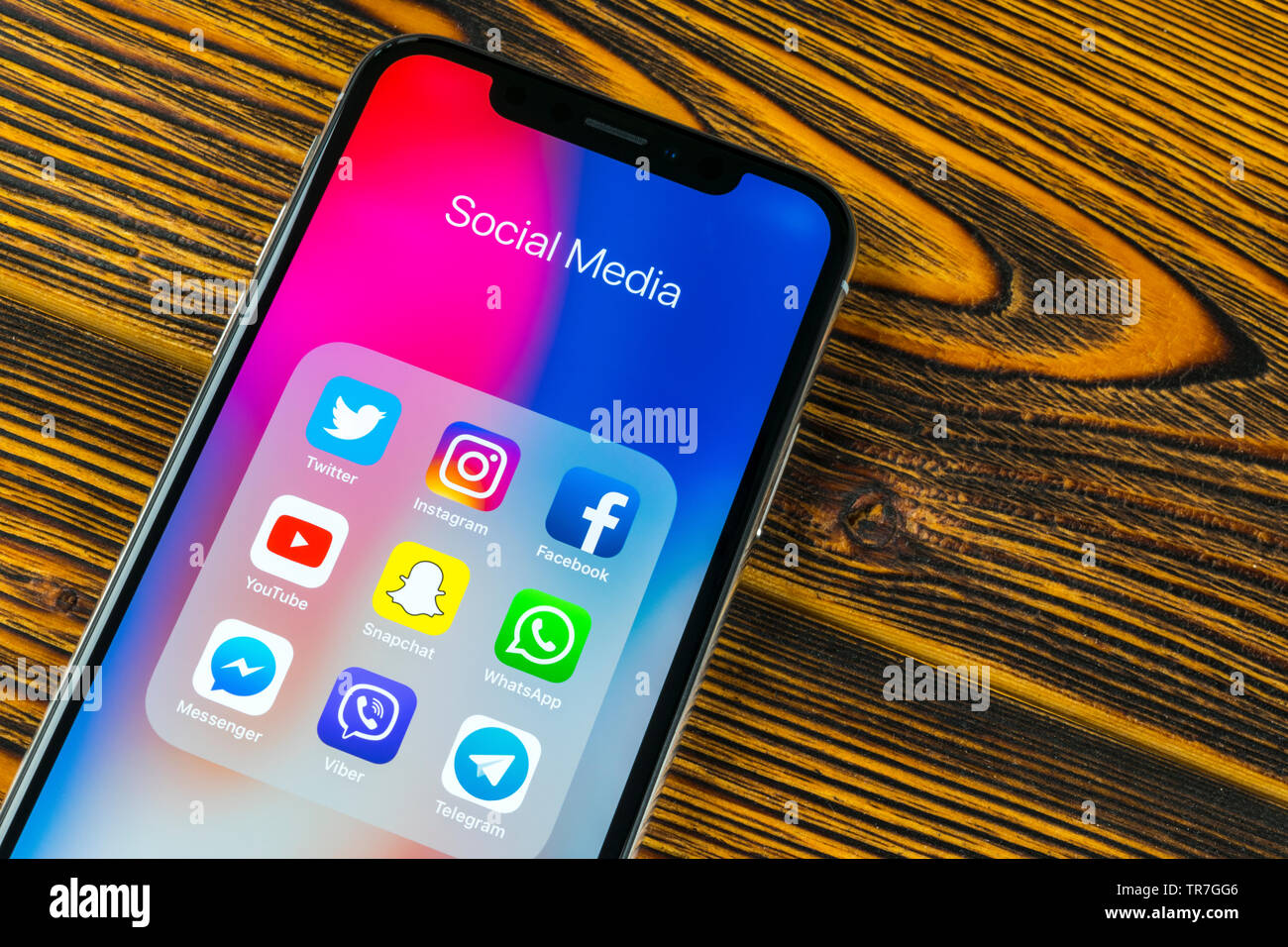 Kaliningrad, Russie, le 5 avril 2018 : Apple iPhone X avec des icônes de médias sociaux Facebook, Twitter, instagram, application snapchat à l'écran. Sciences sociales Banque D'Images Kaliningrad, Russie, le 5 avril 2018 : Apple iPhone X avec des icônes de médias sociaux Facebook, Twitter, instagram, application snapchat à l'écran. Sciences sociales Banque D'Images